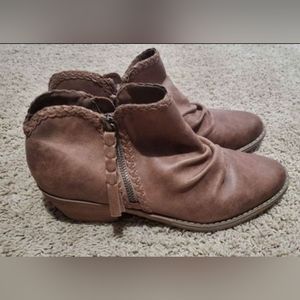 Report Women's Size 10 Bootie never worn